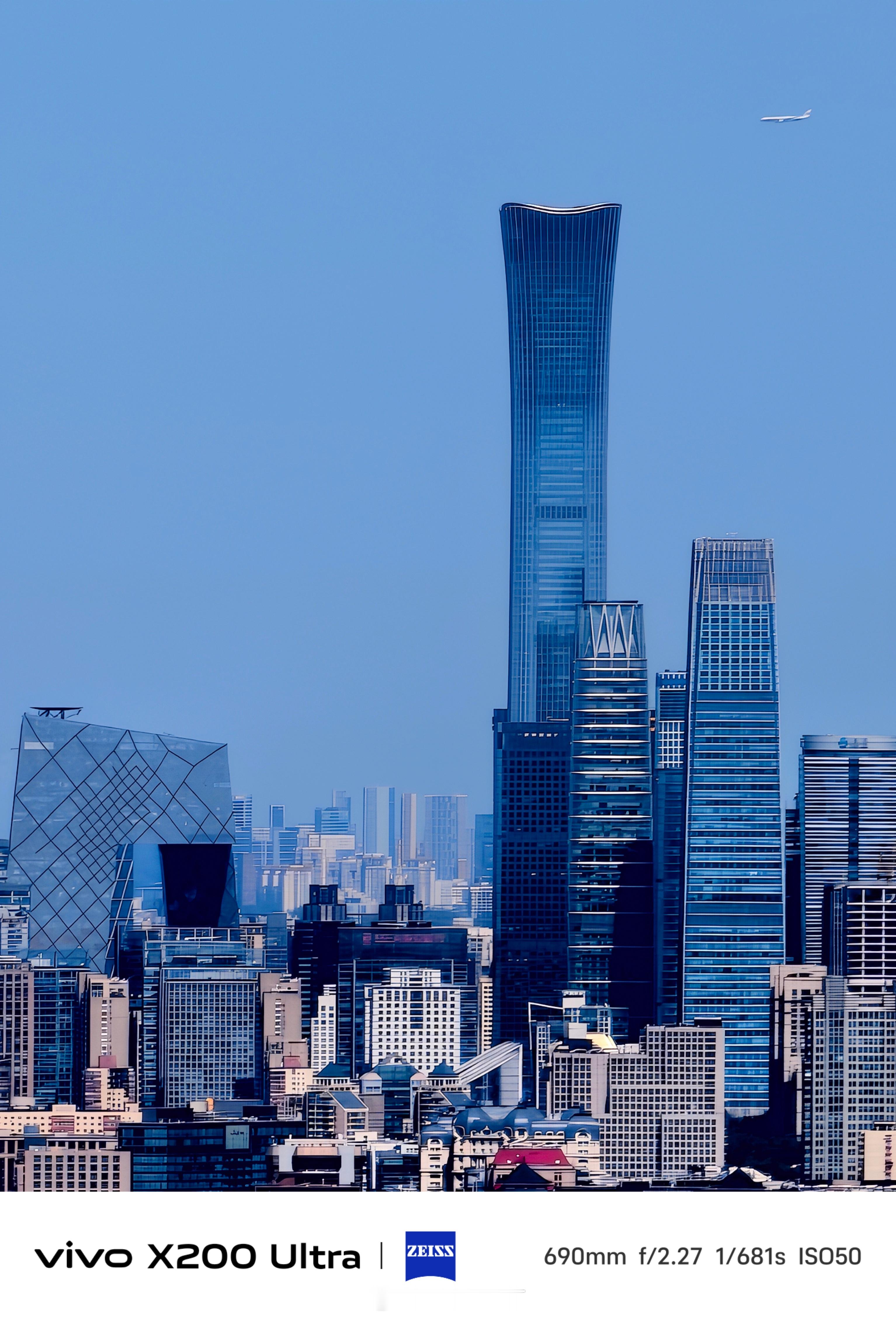 《晴空下长焦镜头里的北京城》仲夏时节，连续两天的北风吹拂，北京城蓝天再现，通透的