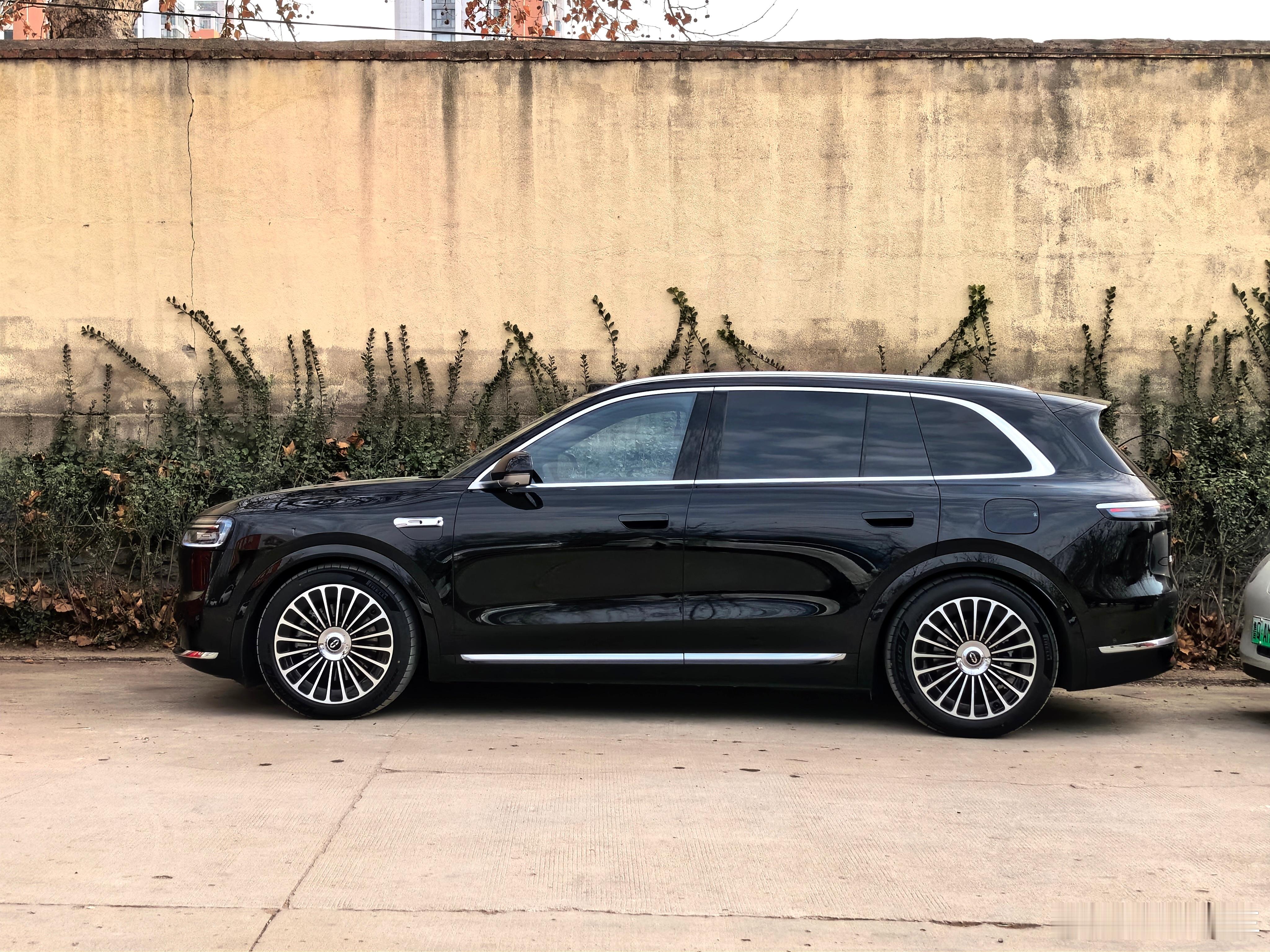 问界M7的后备箱也太能装了，一路买买买，囤了一大堆，结果还空着老大一块地方，这空