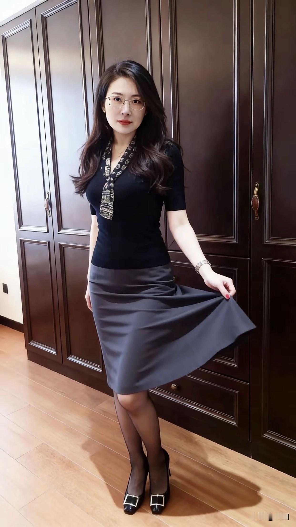 选面料很关键，丝绸、羊绒、重磅真丝垂坠感强，亲肤又能展现成熟韵味。剪裁上，不过度