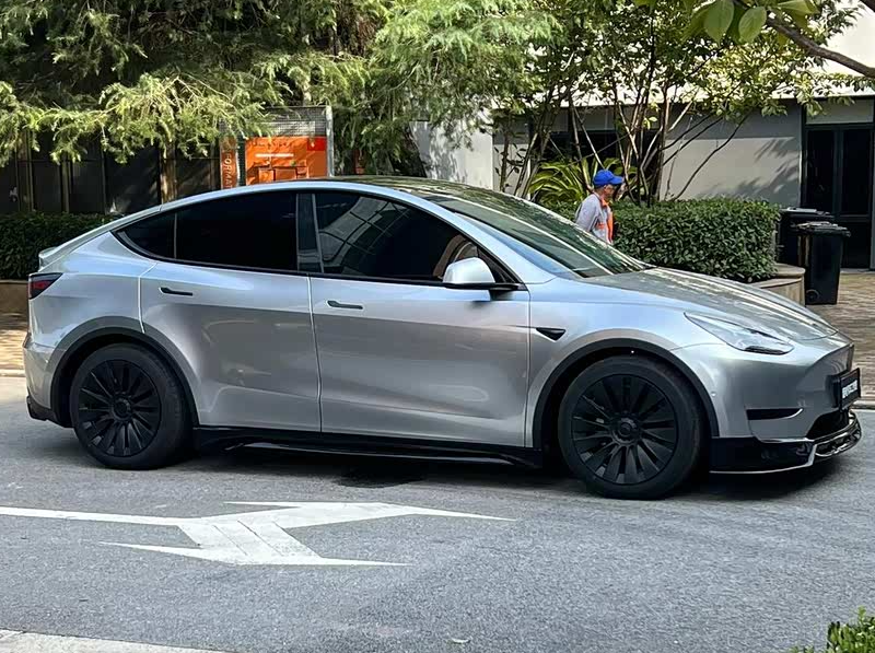 老特斯拉Y用车隐藏技巧干货分享1、充电枪应急解锁：后备箱左侧饰盖内有机械拉绳，