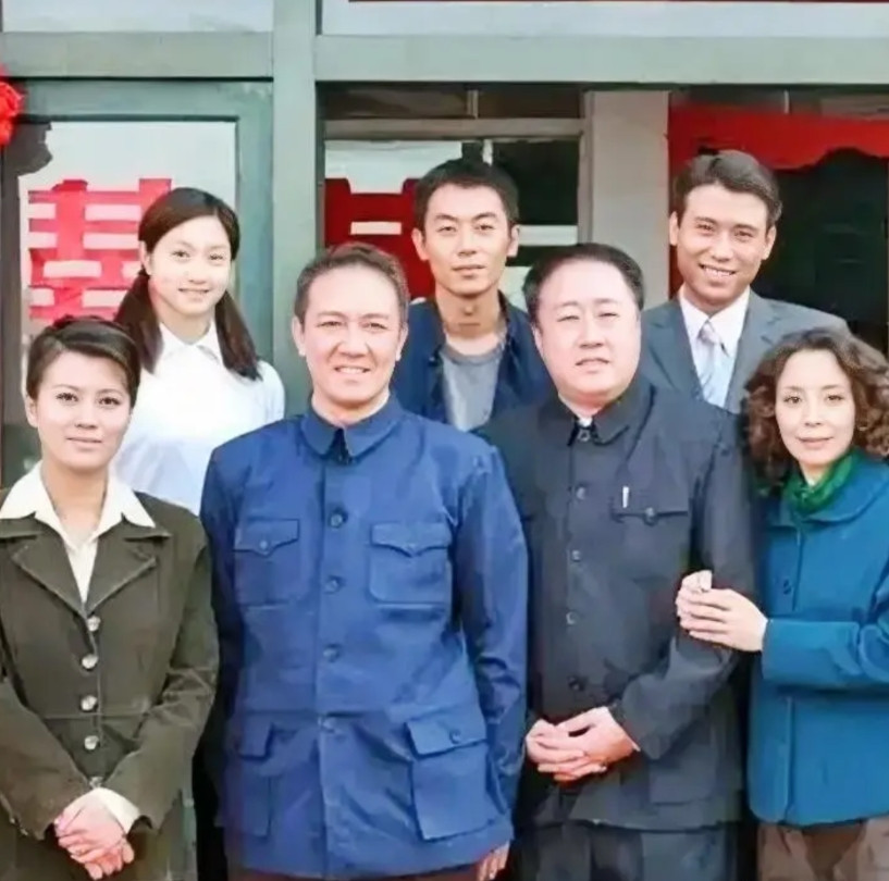 后排就认得出朱亚文、李乃文，前排有老戏骨李幼斌。其余的都很熟悉，就是叫不出名字，