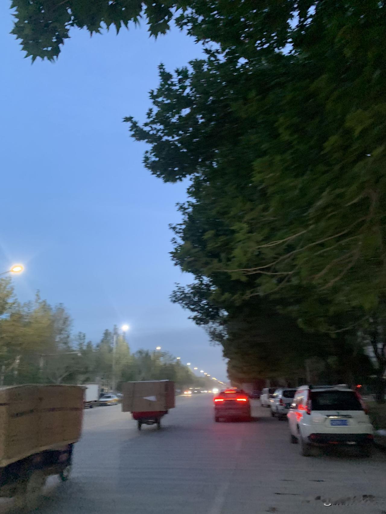 夜跑打卡，今天妥妥的6公里，每天晚上保持优良的锻炼习惯，夜跑，跑出健康，跑出人生