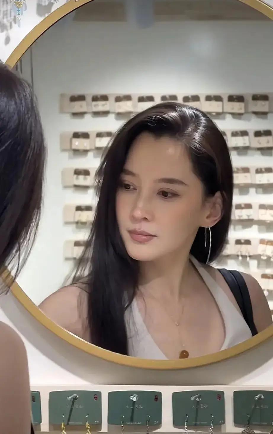 汪峰刚被拍到和网红森林北一起露营，牵手整理围巾，动作温柔得不像摇滚老炮。两人去