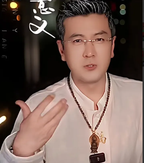 杨子戴天珠直播失声！和黄圣依离婚后的杨子，好像得了失心疯，没离婚之前，他和黄圣依