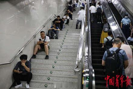实拍北京暴雨中的地铁站出口：城市缩影下的观察与思考近日，一段实拍北京暴雨中的