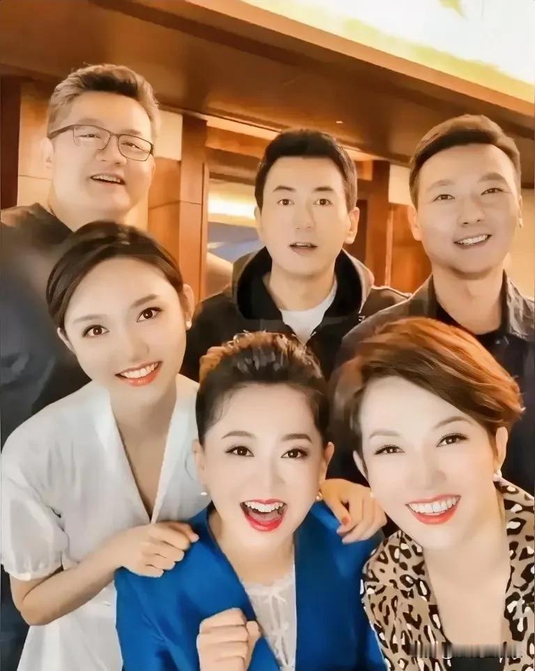 六位央视主持人，认出了康辉和龙洋。