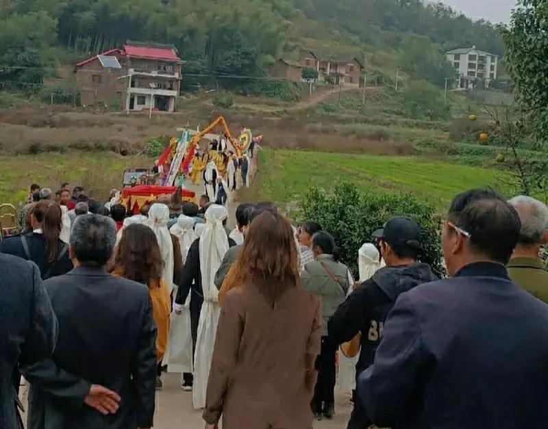 唢呐一响、棺板一盖，亲戚朋友等上菜，千年琵琶万年筝，一把二胡拉一生，唢呐一响全剧