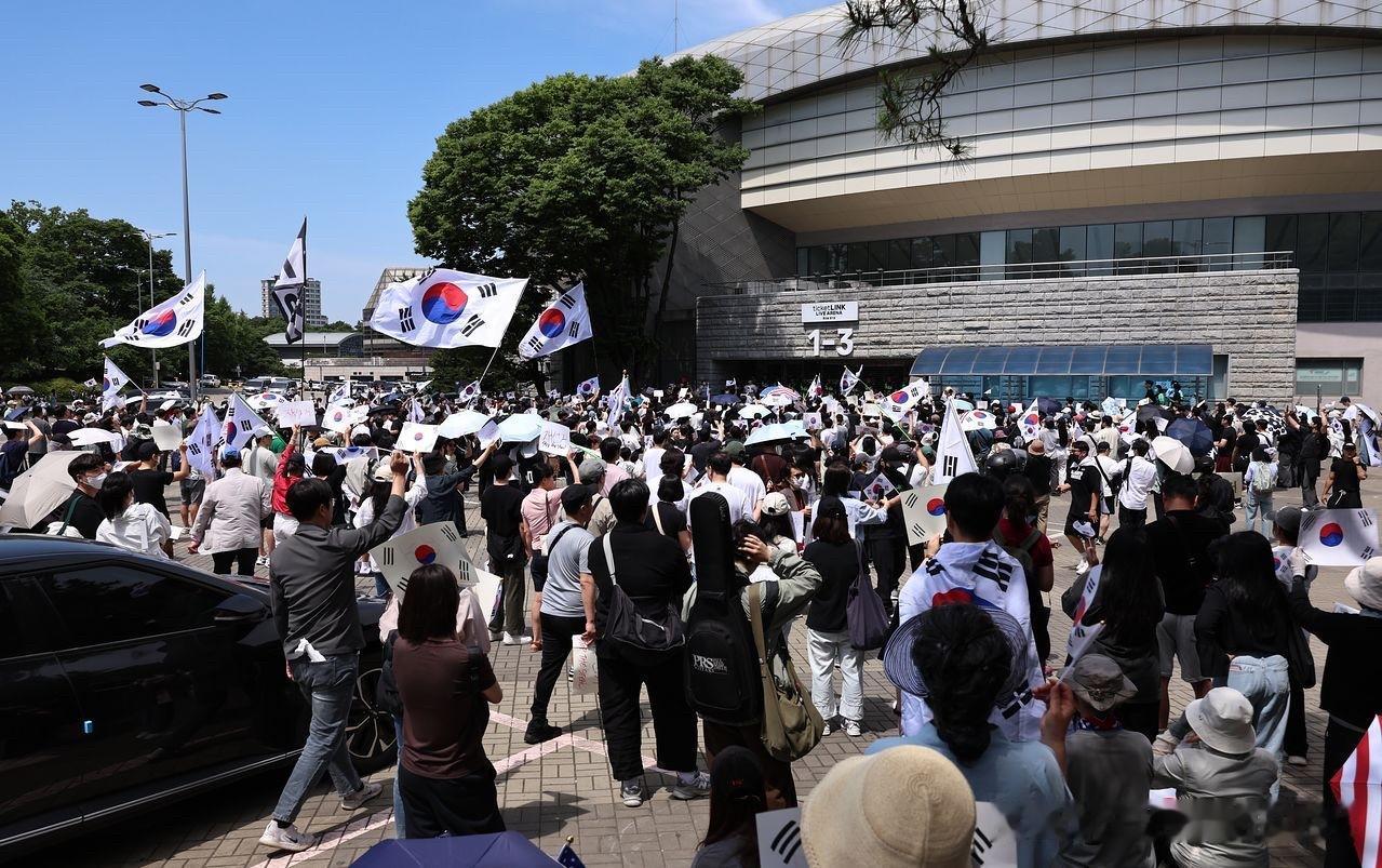 韩国6月3日地方选举出现的选票短缺争议越闹越大，大批民众持续在首尔蚕室计票中心聚