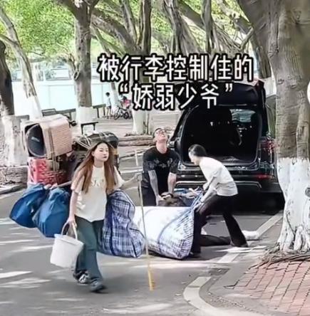 这是哪个高校的女壮士，逆天的力量违背物理学原理，牛顿来了要改写万有引力。就为了衬
