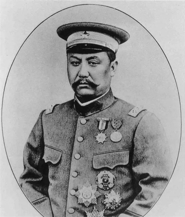 1914年，31岁的阎锡山，在岳父的牵线下，迎娶了14岁的小妾。新婚之夜，阎锡山