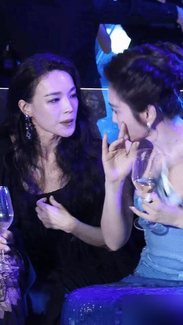 52岁的李冰冰端起一壶白开水，把几片没放一粒盐的熟菜叶子硬塞进胃里。隔壁快50岁