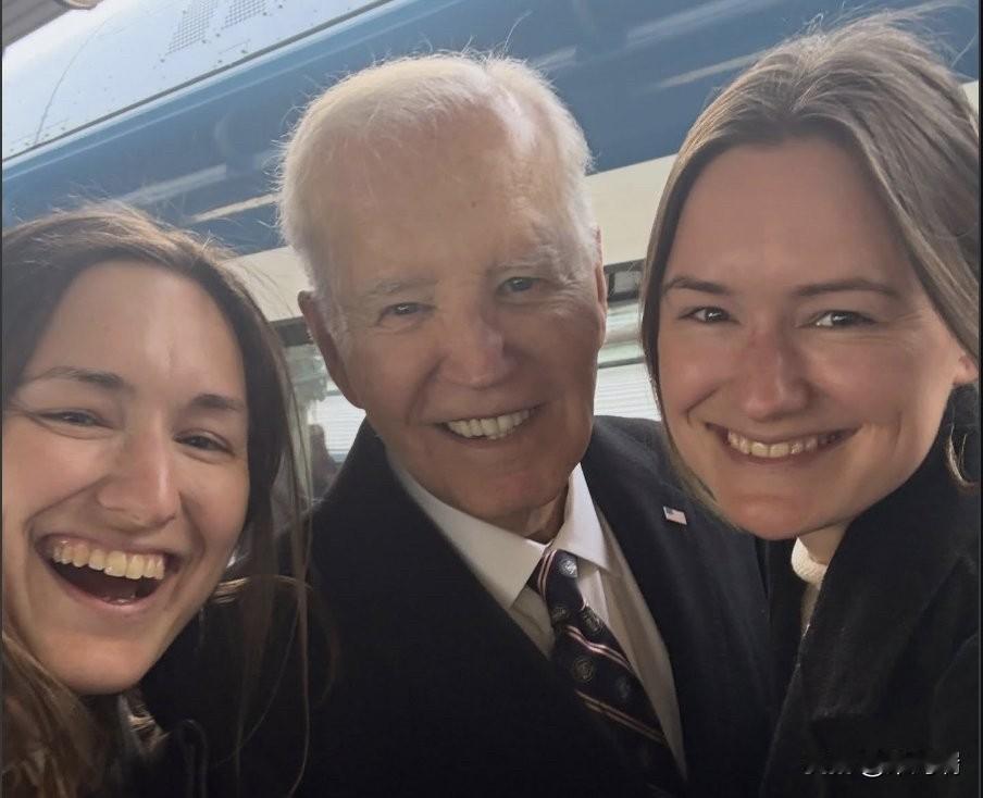 两位年轻女子，菲比·圣蒂兰-斯托克斯和克洛伊·圣蒂兰，本周末乘坐美国铁路公司的火