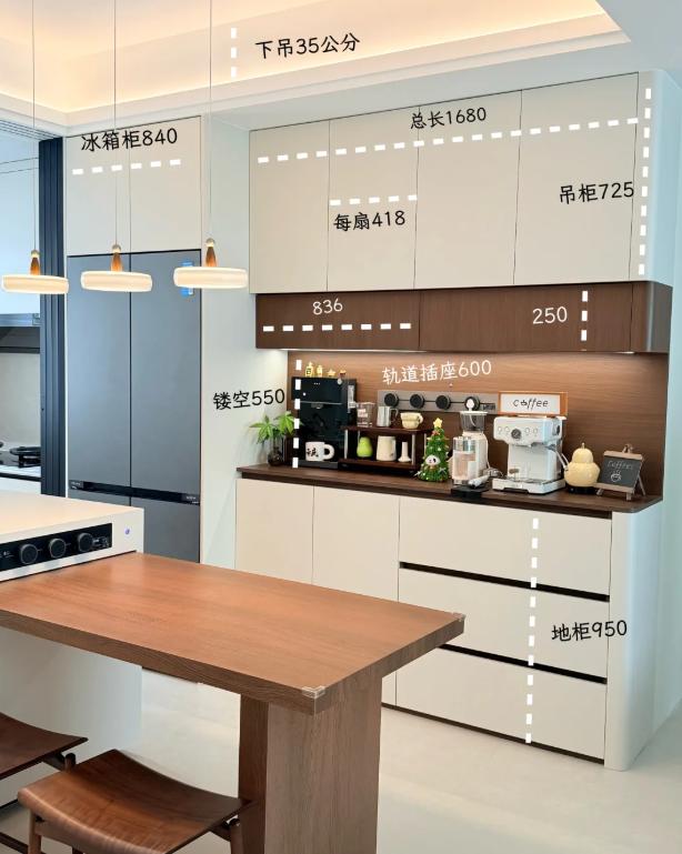 闺蜜家花1万5定制的餐边柜，看着挺高级，用起来天天骂！中间镂空太矮，咖啡机塞不进