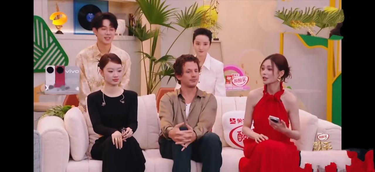 沈梦辰被资本“做局”？暗示小眼神引热议近日，沈梦辰在《歌手2025》直播中因