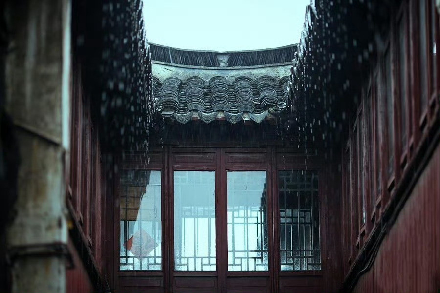 夜卧周庄，听雨眠。