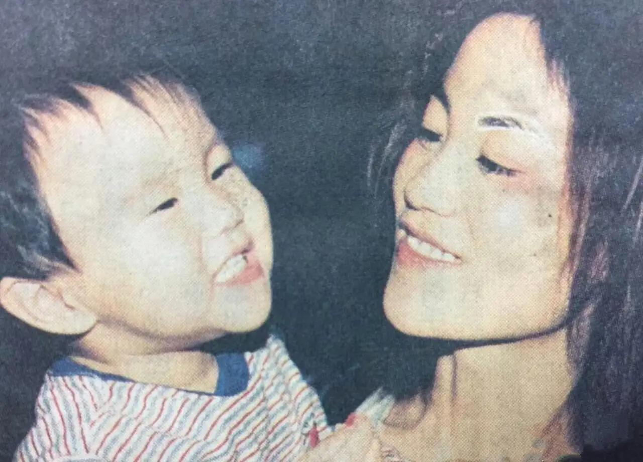 窦靖童最喜欢炫耀她妈妈了，不过，这个妈妈确实够她吹一辈子的了。窦靖童小时候越看