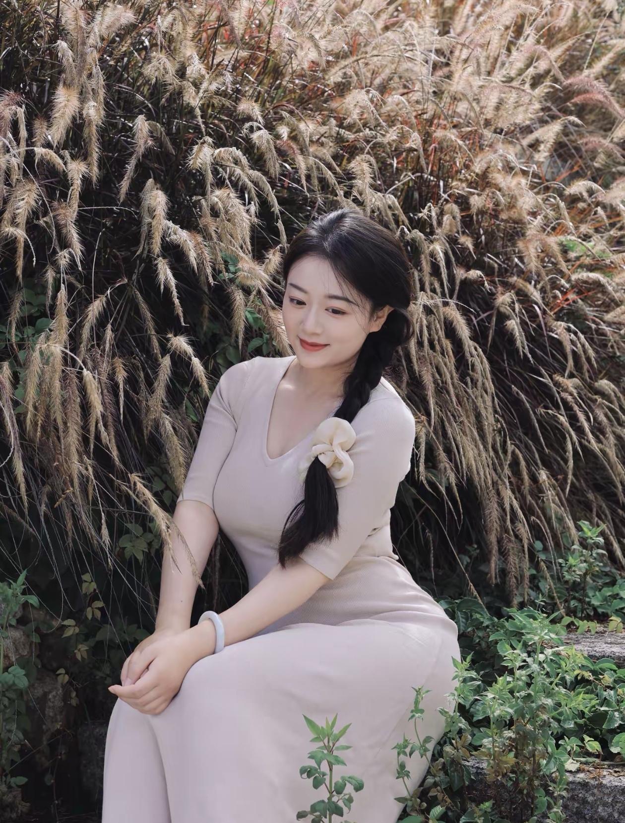 在自然中静坐，感受生活的美好与宁静。