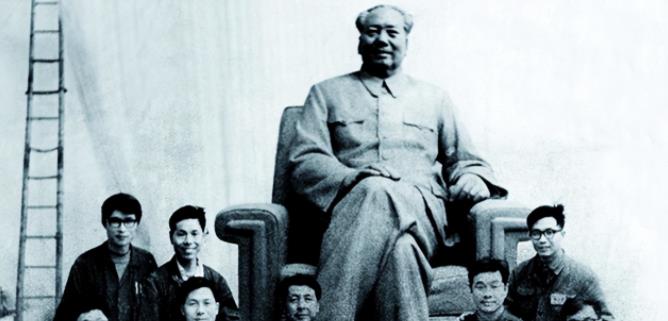 1977年，毛主席纪念堂的坐像雕刻完成，专家看后感觉不够威严，于是决定拆除，此时