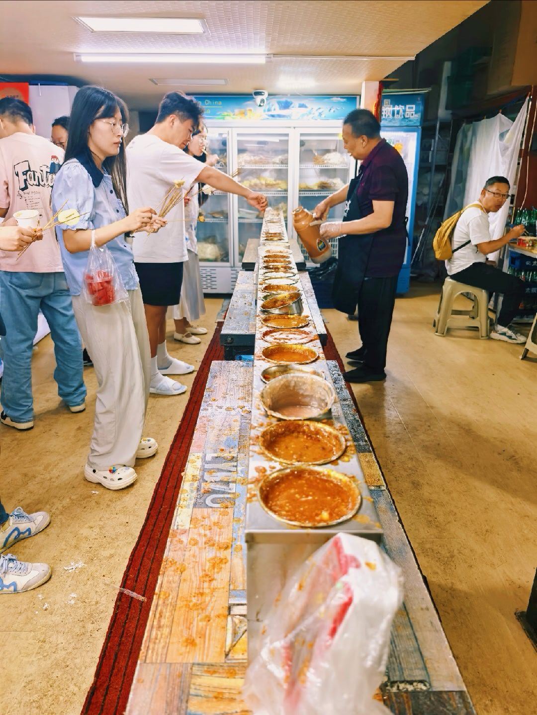 来太原体验一下特色小吃，一个蘸串，一个碗托！太原·崔家巷