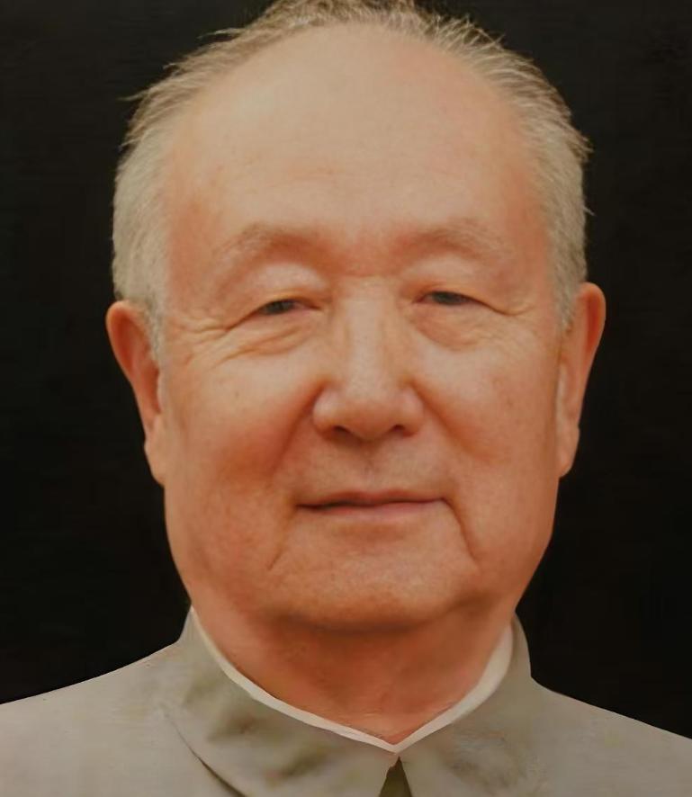 他是回族人，曾任中央统战部副部长，建国初期统战发挥关键作用，1952年被定行政三