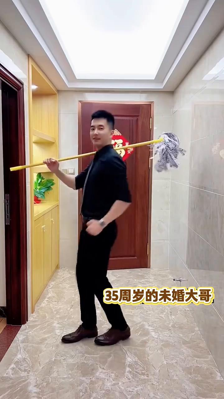 35周岁的未婚大哥，弟弟一家四口和老妈。