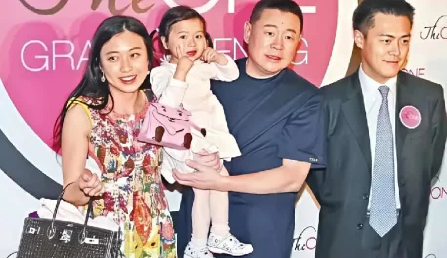 刘銮雄、甘比这对半路夫妻大秀恩爱，将”有后娘就有后爹”演绎的淋漓尽致。刘