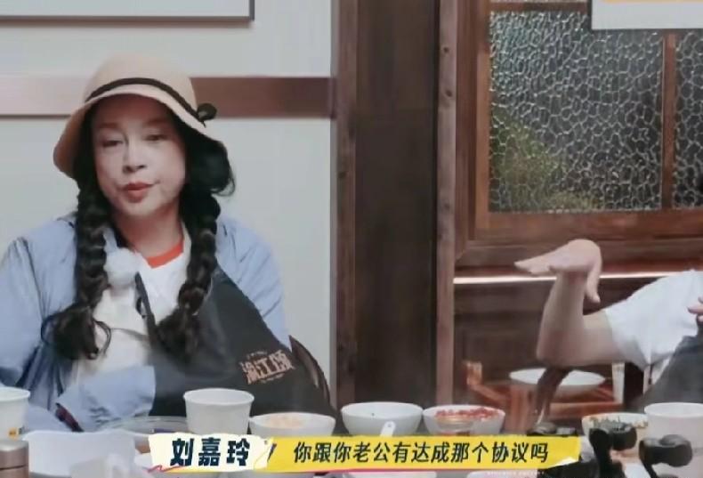 都在心疼叶童豪门婚姻受气，结果刘嘉玲一开口直接把底裤给扒了——人家两口子现在玩的