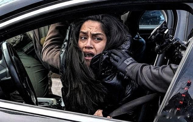 一名女子声称自己当时正开车去赴医生预约，却被美国移民及海关执法局（ICE）官员从