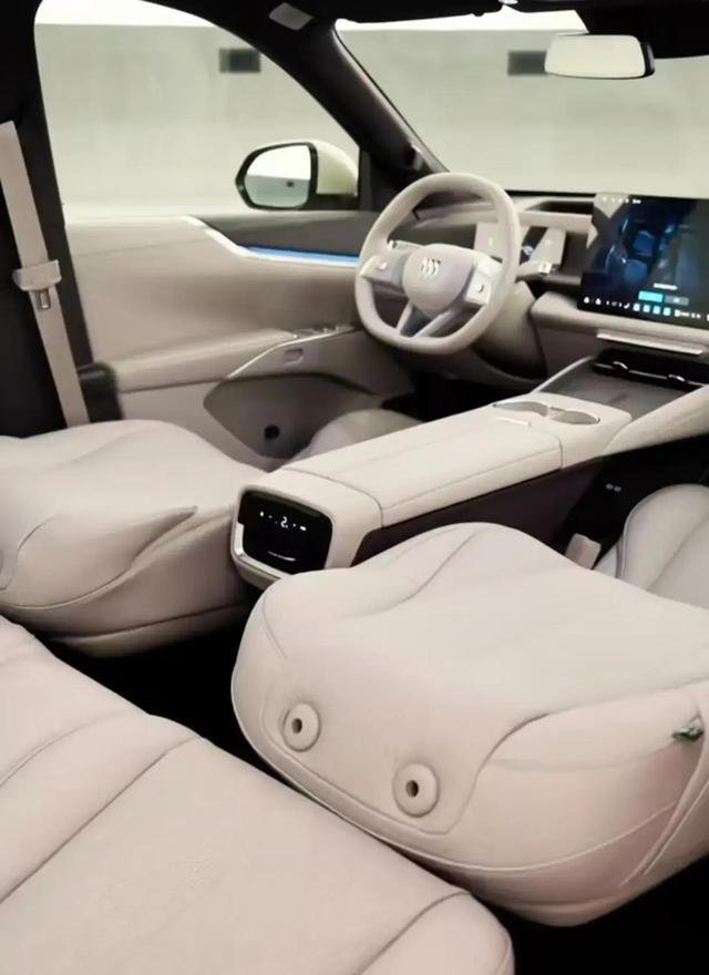 别克至境E7别克至境E7作为今年新款中型插混SUV，整车外观简约大气。搭载真龙叉