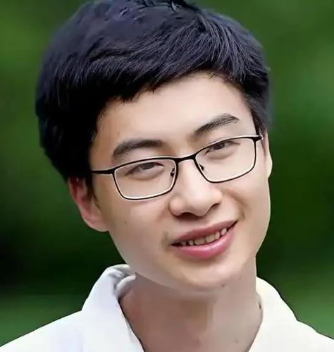 美国关税打压之时，中国又出现了位厉害人物！他就是当年被清华校长亲自上门拜访，如今