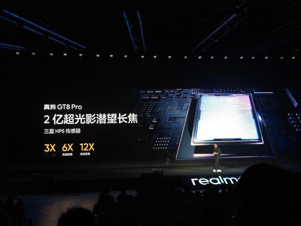 真我GT8Pro还是街拍神器！它搭载2亿超光影潜望长焦，而且支持3×光学变焦、6
