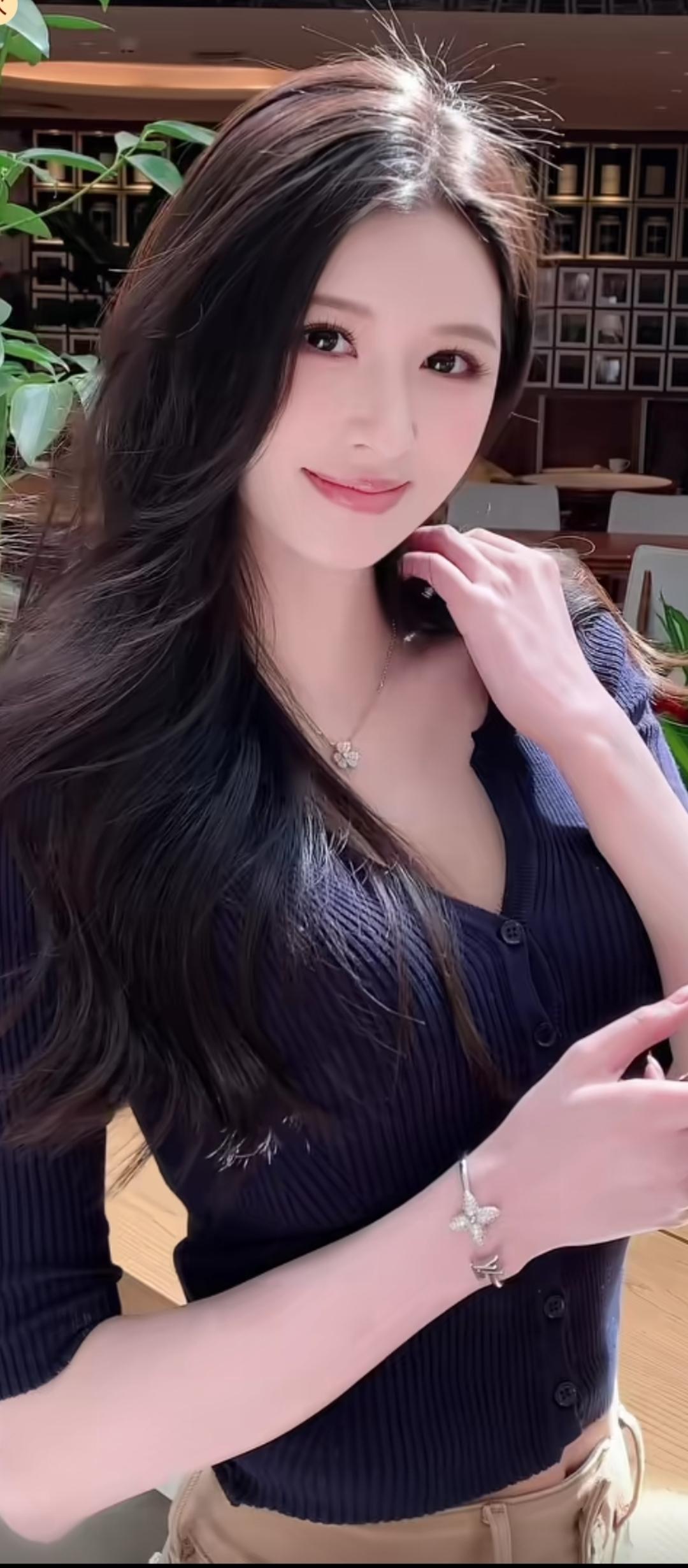 笑靥如花，静候佳人。