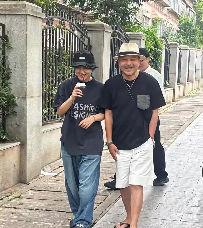 刚结束长沙演唱会的周笔畅，没去庆功宴，却一头扎进汪涵新开的咖啡馆，这反差感，谁懂