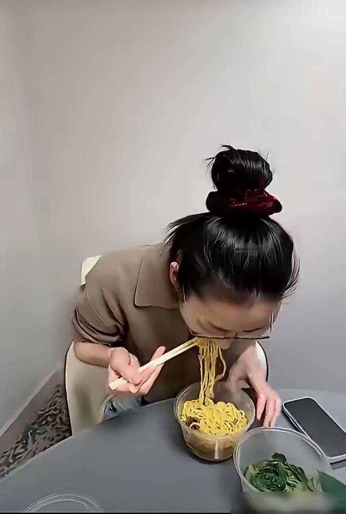 看到刘雯这清汤寡水的伙食就无胃口。也不知道刘雯她们这些模特儿怎么吃得下哦。看看那