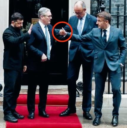 马克龙给泽连斯基伸大拇指的姿势，是什么意思呀？是给泽连斯基点赞吗？还是给泽连