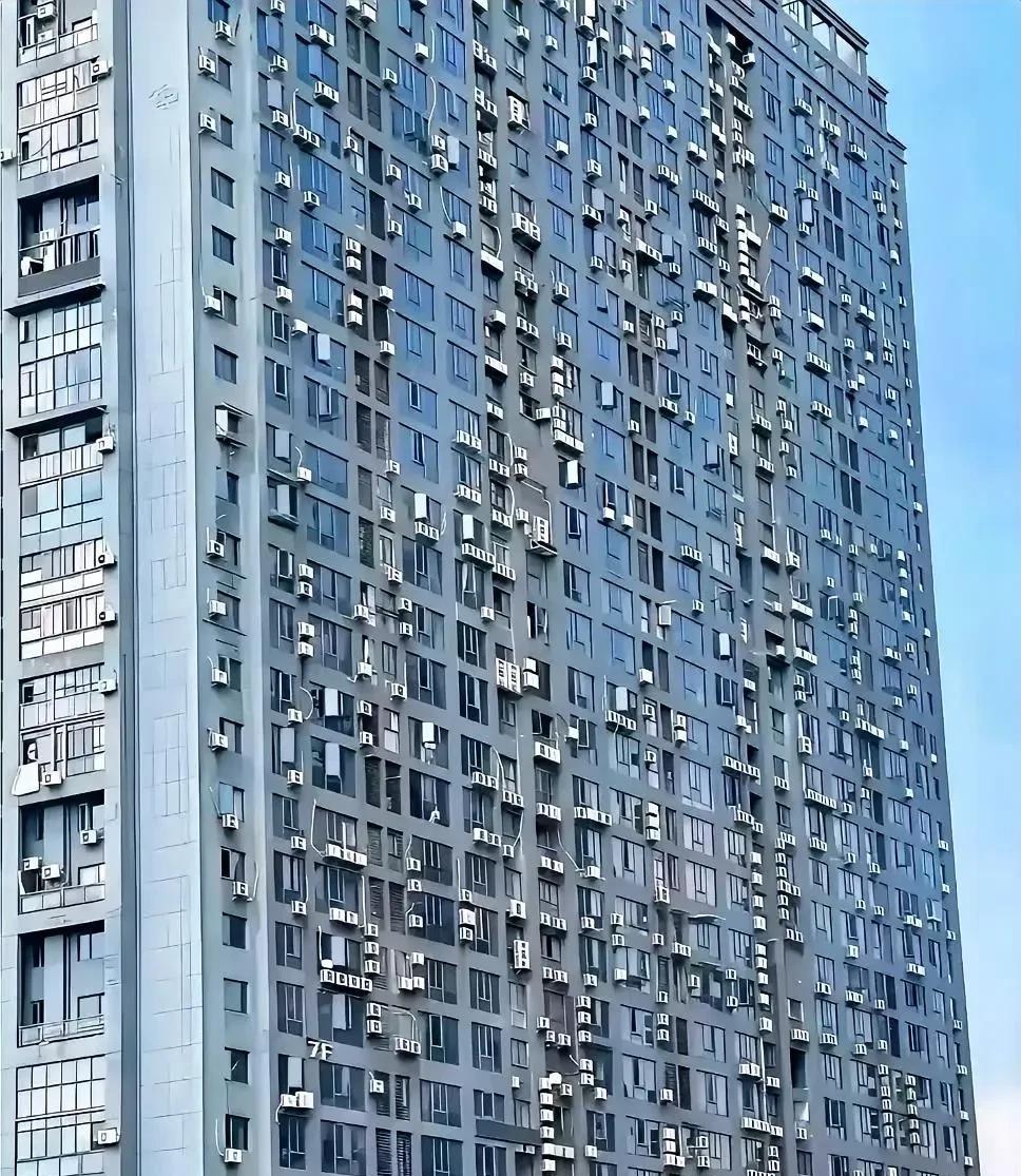 为什么在城市住会越来越热？因为区区一栋楼就几百台空调，热气全部往外面排，一开就是