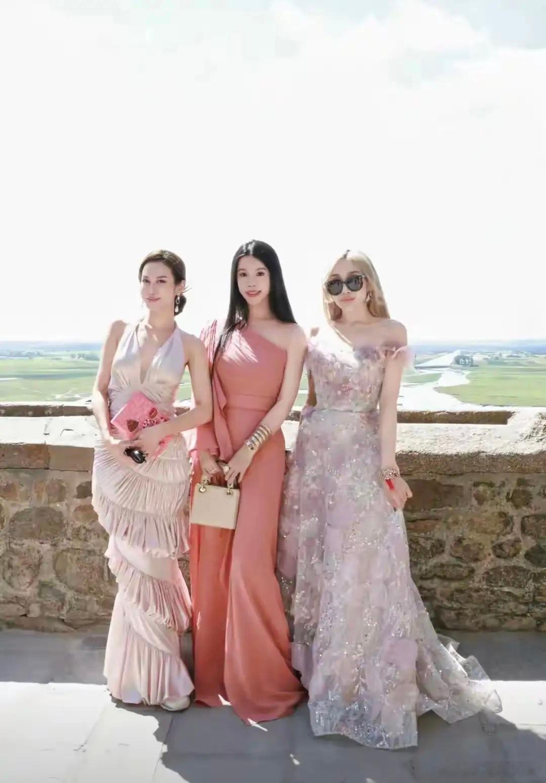 何猷君婚礼四房成员照曝光，何超盈带女儿出席，何猷亨晚宴上献唱！