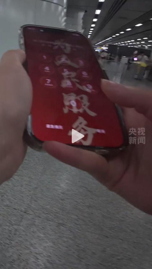 近日，网友@77在街头遇到一位迷路的老人。她帮忙拎重物、买车票，一路反复叮嘱，直