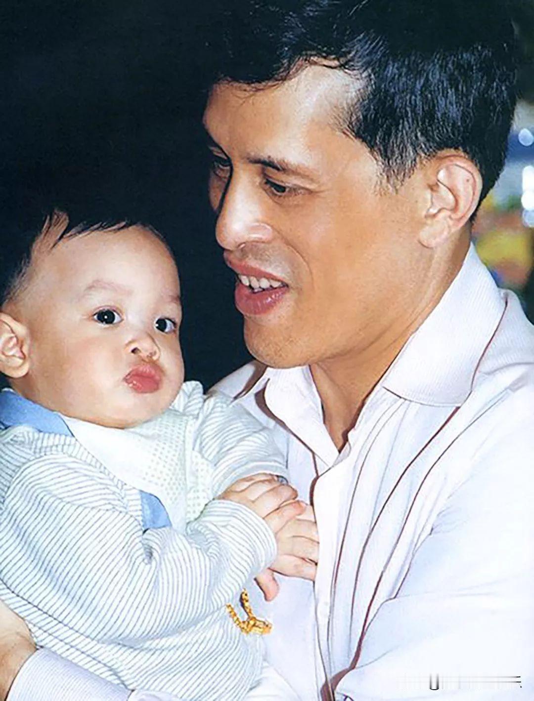 泰王53岁生的提帮功，抱着幼子的他满心欢喜。提帮功慢慢长大了，当年他站在台上。看