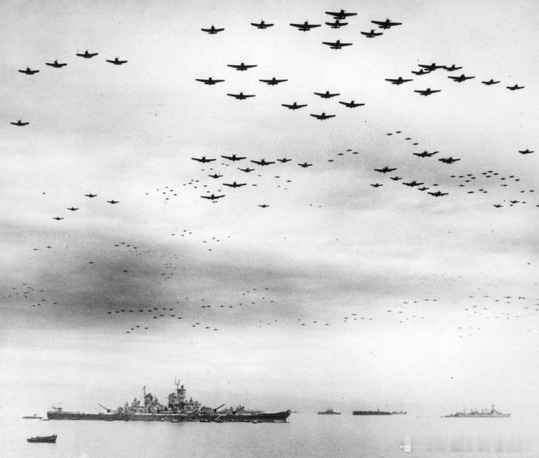 1945年9月2日，标志二战结束的投降仪式正在美国海军密苏里号战列舰上进行，上百