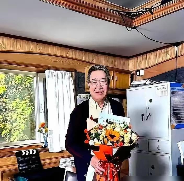 巴图直播破三千万，镜头突然扫向蹲地拍照的赵玉吉。他说：“这才是爸爸。”全场沉