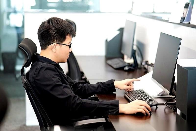 一本大学毕业，坐在小区物业前台，每个月领3500块钱。大专毕业，扎进大厂做外包