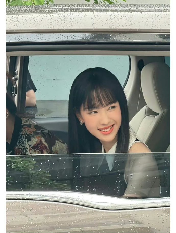 陈都灵这是越素越好看啊，皮肤又白又嫩身材绝了，纯纯的样子太可爱了​​​