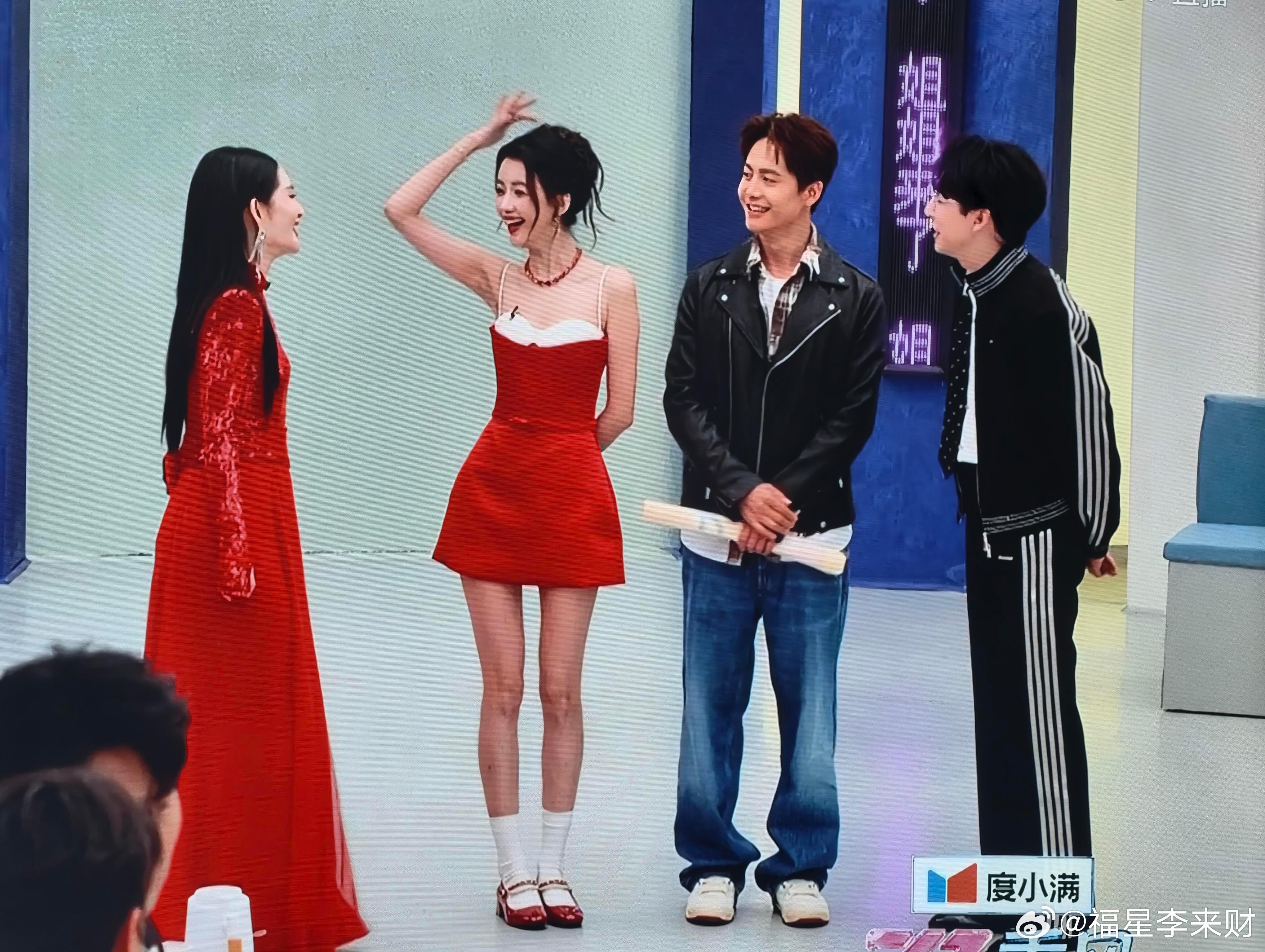 孙怡真的好像女团成员啊！天生筷子腿～