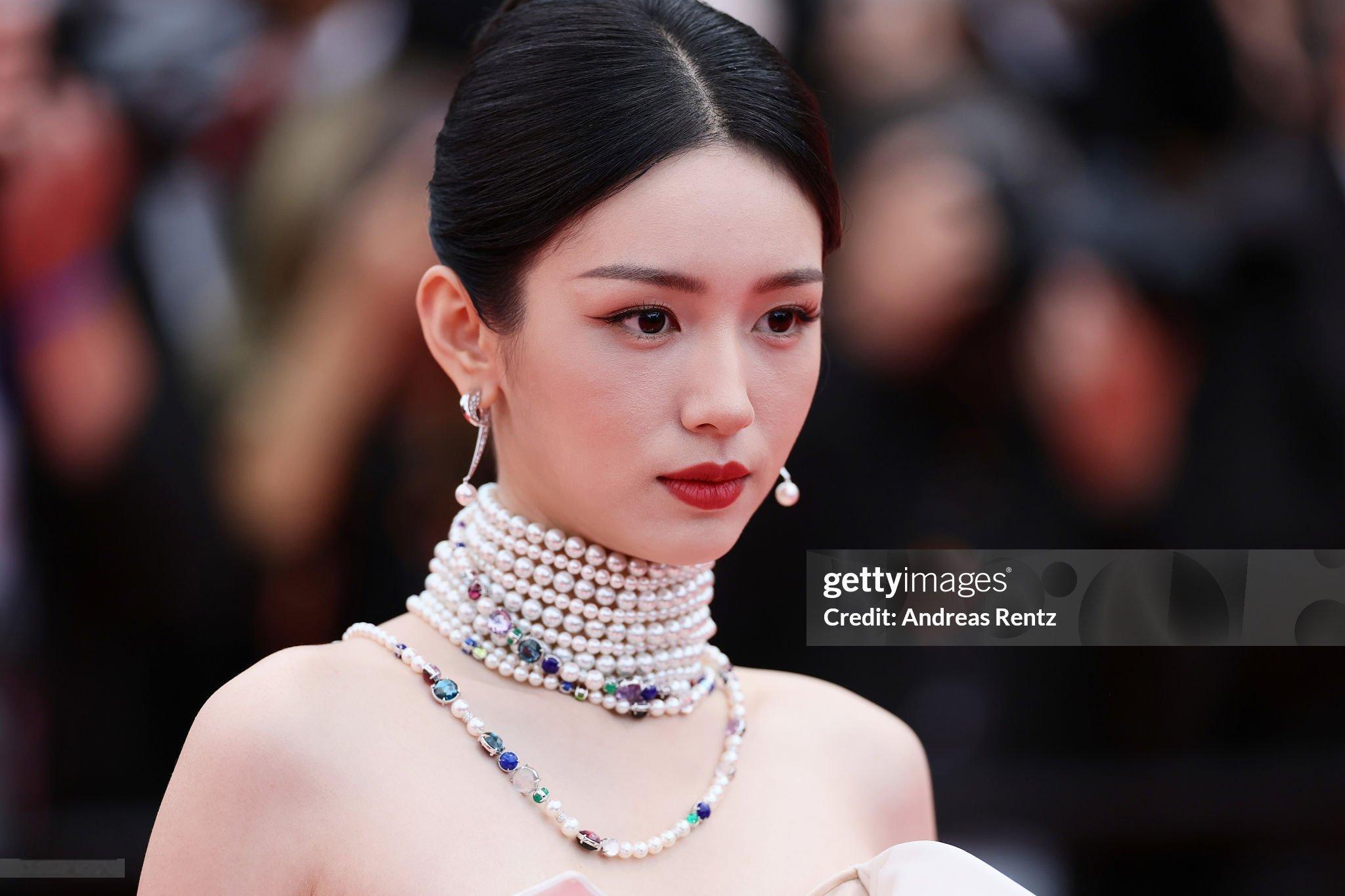 周也亮相戛纳电影节《新浪潮》首映红毯，一大波超美生图！！🤩🤩这也