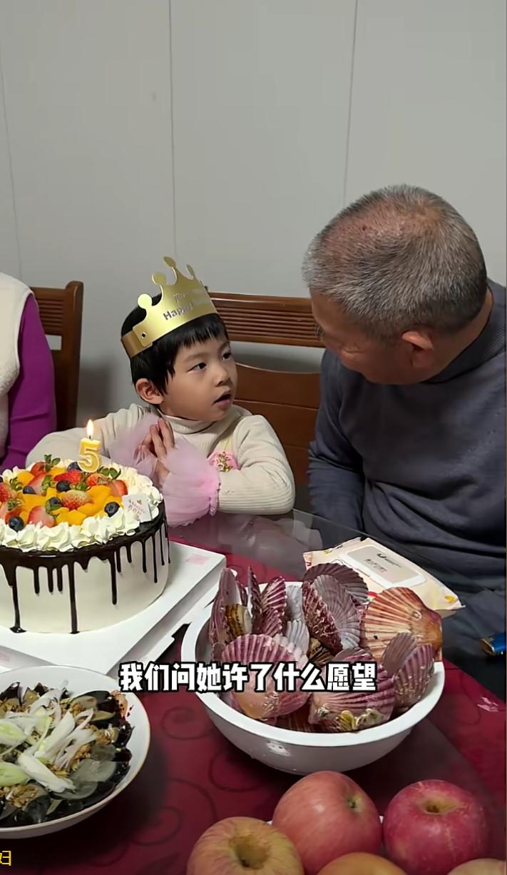 一眨眼，小天赐竟然已经6岁了。过生日她许的愿望是希望爸爸妈妈身体健康，突然有