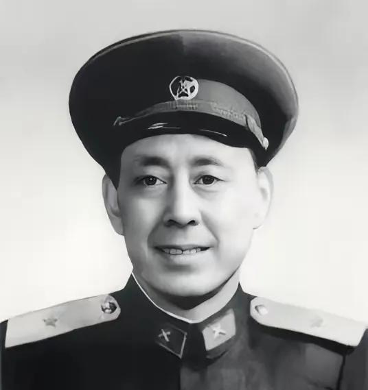1952年，朝鲜战场，一位运炮弹的战士见到师长后，突然愣住了。随后，他对战友说：