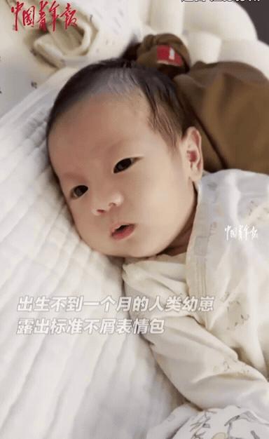 解释不清了！江苏苏州，妈妈拿手机记录没满月孩子成长，结果，孩子竟然对着妈妈，露出