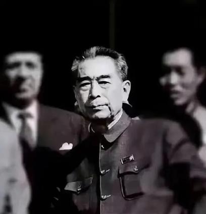 毛主席曾说：我的接班人有三个，第三个是周恩来。但他有个“弱点”，这个弱点，让他
