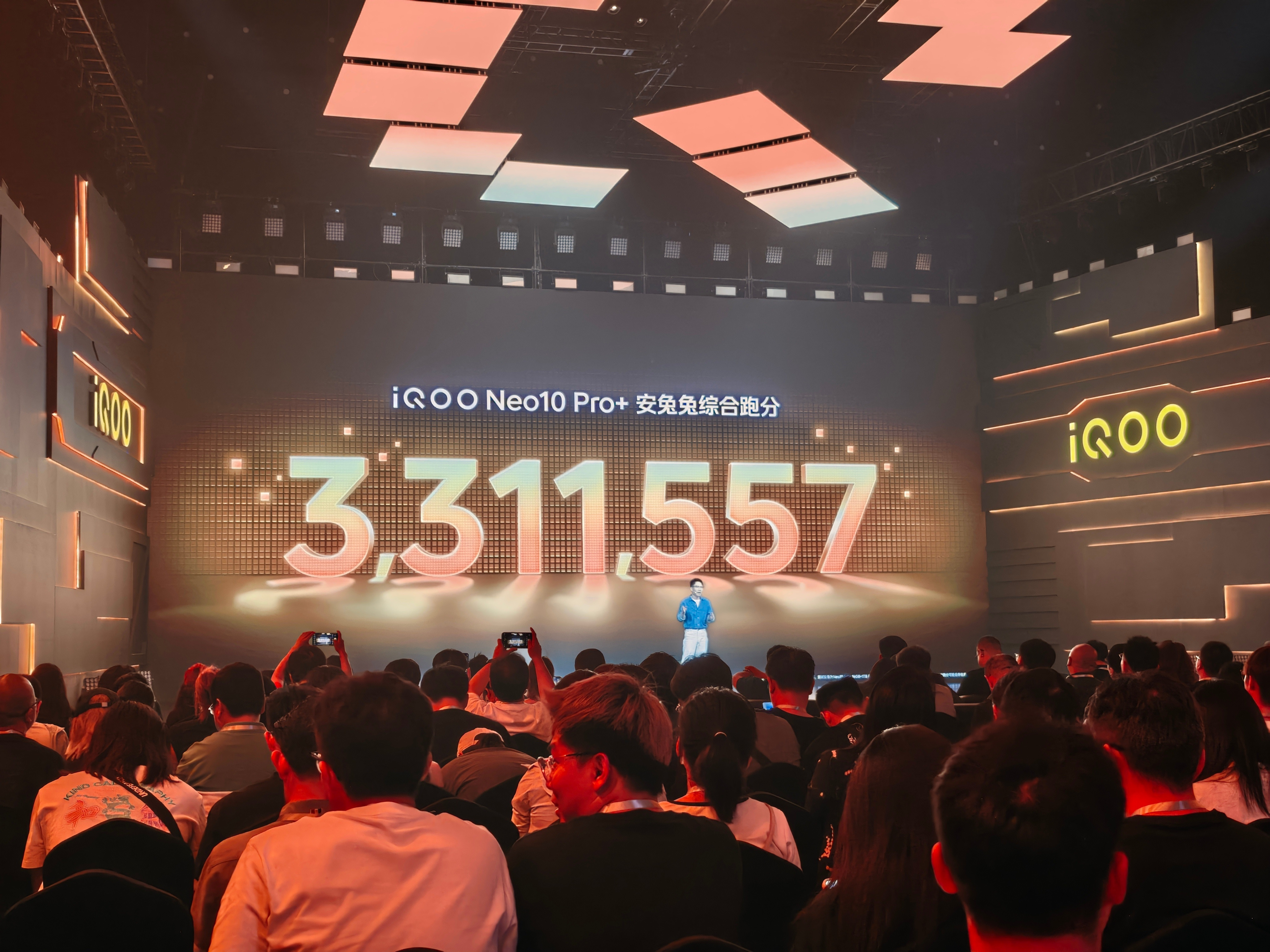 iQOONeo10Pro+现在安兔兔跑分都330万了？这么猛[捂脸哭]我的还没